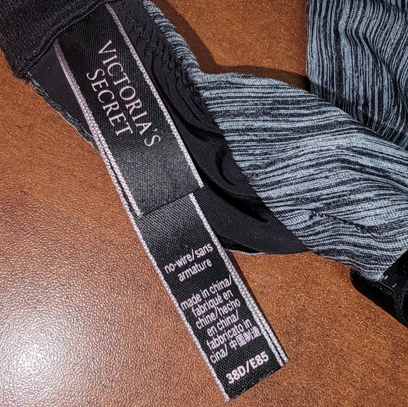 #239 Victoria secret sports bra size 38D - Picture 5 of 5